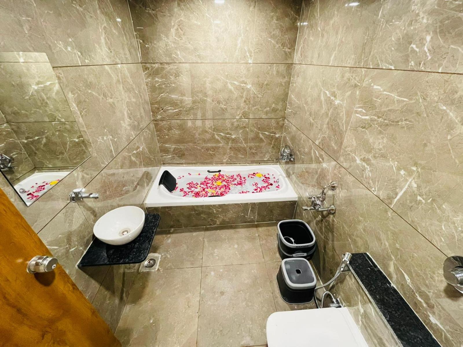 Hotel Avenue Sky Ahmadabad Zewnętrze zdjęcie